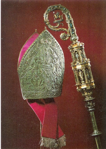 Mijter_en_staf_Van_Malsen